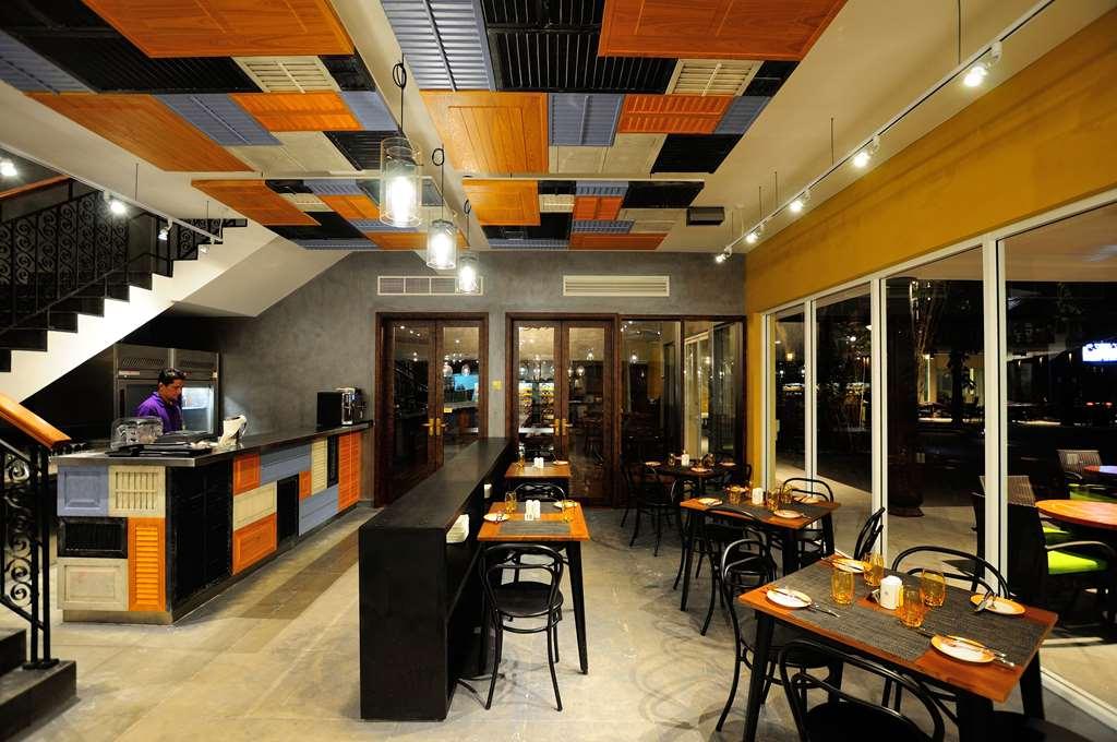 Sentido Heritance Negombo Restaurant photo The interior of a restaurant in the Philippines