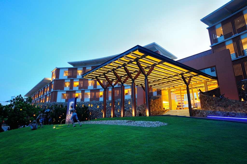 Sentido Heritance Negombo Exterior photo The hotel's entrance